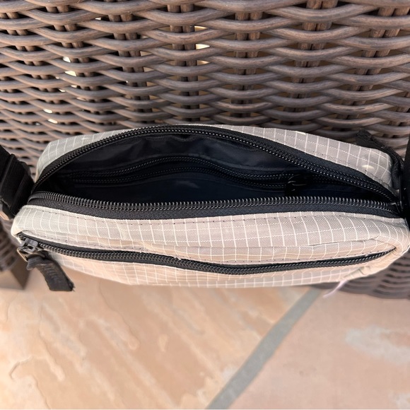 Urban Outfitters NWT Ripstop Rectangular Crossbody Pouch Gray W/Black Strap - Picture 6 of 10